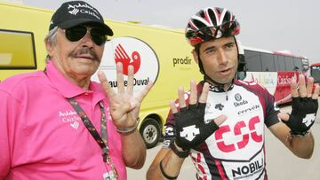 Jaime Mir posa junto a Íñigo Cuesta antes de la 13ª etapa de la Vuelta a España 2007 entre Hellín y Torre Pacheco.