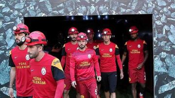 El Galatasaray sale con cascos mineros por los fallecidos