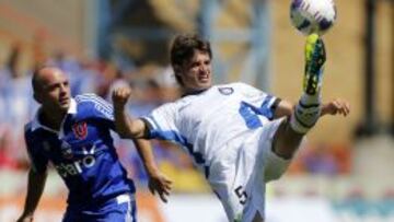 Merlo despeja el bal&oacute;n ante Lorenzetti en el duelo contra la U, en el Estadio CAP.