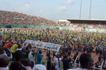 El público invadió el estadio Felix Houphouet-Boigny tras el encuentro de clasificación para la Copa Africana entre Costa de Marfil y Camerún.