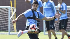 El médico uruguayo no descarta a Luis Suárez ante Argentina