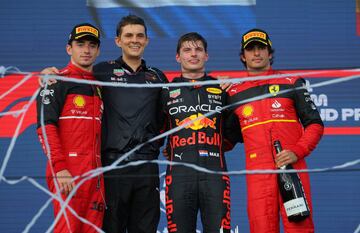 Max Verstappen celebra en el podio después de ganar el Gran Premio de Miami con Charles Leclerc de Ferrari en segundo lugar y Carlos Sainz Jr. de Ferrari en tercer lugar.