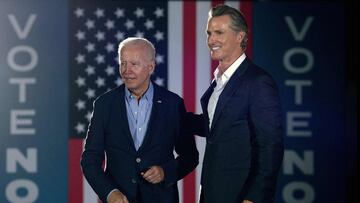 El gobernador de California, Gavin Newsom (izq.), saluda al presidente de los Estados Unidos, Joe Biden, durante un evento de campaña en Long Beach City Collage en Long Beach, California, el 13 de septiembre de 2021.