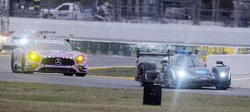 El piloto español logra su primera victoria en Estados Unidos con la marca Cadillac tras tres turnos excepcionales en una carrera que se vio interrumpida por la lluvia.