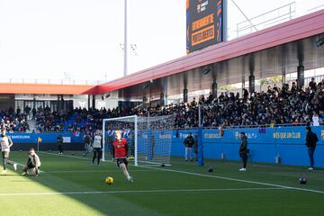 Seguidores blaugranas en el Estadio de fútbol Johan Cruyff.