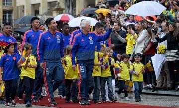 El equipo José Pékerman asistió a un evento presidencia para recibir el pabellón nacional. El sábado estará partiendo a Italia para continuar con la preparación al Mundial de Rusia.
