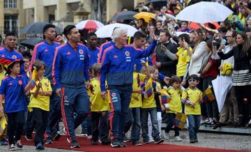 El equipo José Pékerman asistió a un evento presidencia para recibir el pabellón nacional. El sábado estará partiendo a Italia para continuar con la preparación al Mundial de Rusia. 