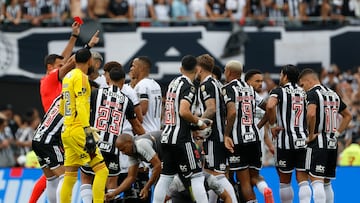 La brutal patada de Gregore que dejó con 10 al Botago contra Atlético Mineiro a los 30 segundos