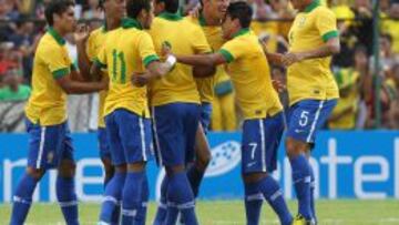 El jugador Leandro Damiao (3d) de la selección de Brasil festeja su gol ante Bolivia hoy, sábado 6 de abril de 2013, durante su encuentro amistoso en Santa Cruz (Bolivia).