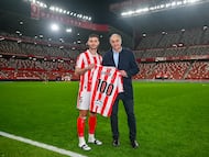 03-03-26. DIEGO SÁNCHEZ RECIBIÓ LA CAMISETA DEL SU PARTIDO 100 DE MANOS DE JOAQUÍN ALONSO.