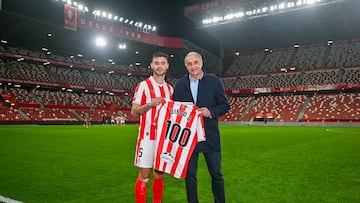 03-03-26. DIEGO SÁNCHEZ RECIBIÓ LA CAMISETA DEL SU PARTIDO 100 DE MANOS DE JOAQUÍN ALONSO.