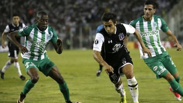 El jugador de Colo Colo Jorge Valdivia, centro, disputa el balon con la defensa de Atletico Nacional.