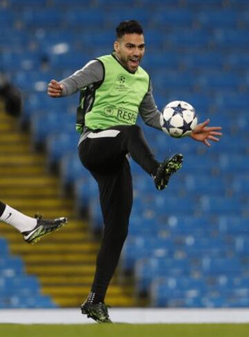 Falcao entrena en Manchester para el duelo de Champions