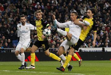 El último partido de la fase de la liguilla veía un nuevo enfrentamiento entre el Madrid y el Borussia, uno de los choques más repetidos en esta década. Los blancos se adelantaron rápidamente con golde Borja Mayoral y de Cristiano, que le convertía en el primer jugador en la historia en anotar en los partidos de la liguilla. Aubameyang, con dos zarpazos, igualó la contienda. Pero fue Lucas Vázquez, quien a diez minutos del final, sentenció.