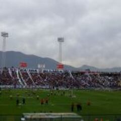 Hinchas albos llegan en masa a última práctica de Colo Colo