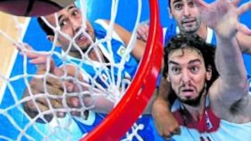 <b>A POR SU SEGUNDO ÉXITO DEL AÑO. </b>Pau Gasol pelea el rebote con los jugadores griegos Andreas Glyniadakis y Ioannis Kalampokis.