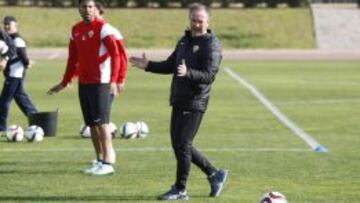 JIM dirige un entrenamiento.