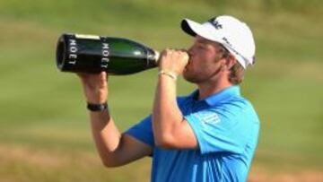 El austriaco Bernd Wiesberger of Austria celebra su victoria en el Abierto de Francia. 