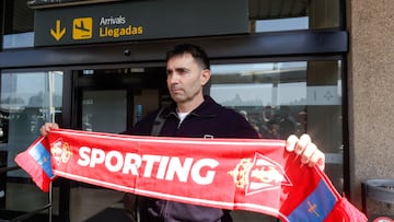 08-04-25. ASIER GARITANO, A SU LLEGADA AL AEROPUERTO DE ASTURIAS PARA CONVERTIRSE EN EL NUEVO ENTRENADOR DEL SPORTING.
