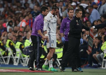 Momento en el que Gareth Bale abandona el terreno de juego, lesionado.