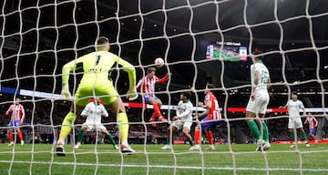 1-0. Javi Galn cuelga el baln desde la izquierda y Giuliano Simeone remata picado a la derecha de Jir Letcek para anotar el primero en el minuto 7.