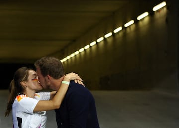 El entrenador alemán Julian Nagelsmann y su compañera Lena Wurzenberger se besan después del partido de Alemania ante Suiza. 