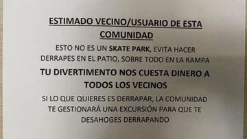 Carta a un vecino y skater que patina en el patio de una comunidad.