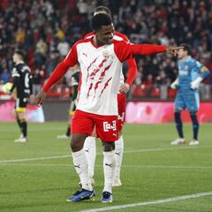 Rubi sobrevive sin delanteros