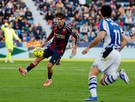 VALENCIA, 20/12/2025.- El centrocampista de la Real Sociedad Gonçalo Guedes (d) disputa un balón con el centrocampista del Levante Unai Vencedor (i) durante el partido de LaLiga EA Sports entre Levante UD y Real Sociedad celebrado este sábado en el estadio Ciutat de València. EFE/ Ana Escobar