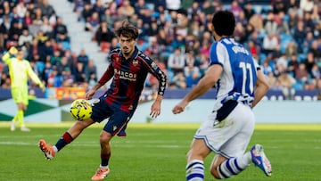 VALENCIA, 20/12/2025.- El centrocampista de la Real Sociedad Gonçalo Guedes (d) disputa un balón con el centrocampista del Levante Unai Vencedor (i) durante el partido de LaLiga EA Sports entre Levante UD y Real Sociedad celebrado este sábado en el estadio Ciutat de València. EFE/ Ana Escobar