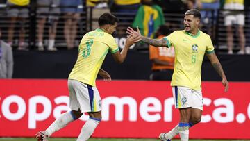 Las Vegas (United States), 29/06/2024.- Brazil midfielder Lucas Paqueta (L) high fives teammate Fabian Balbuena (R) after Parqueta scored a goal on a penalty kick during the second half of the CONMEBOL Copa America 2024 group D soccer match between Paraguay and Brazil, in Las Vegas, Nevada, USA, 28 June 2024. (Brasil) EFE/EPA/CAROLINE BREHMAN