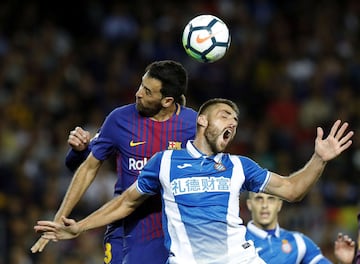 El centrocampista del FC Barcelona Sergio Busquets lucha el balón con David López, del RCD Espanyol