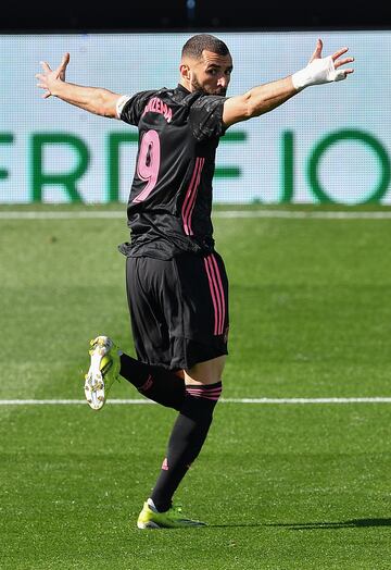 Celta de Vigo 0-1 Real Madrid | Balón perfecto filtrado por Kroos que recibió Karim Benzema entre los defensores, se giró y disparó cruzado para poner el esférico lejos del alcance de Iván Villar.