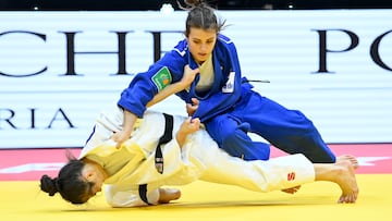 Budapest (Hungary), 14/06/2025.- Roza Gyertyas (in white) of Hungary and Ariane Toro Soler of Spain fight for the bronze medal of women's -52kg category of the World Judo Championships in Papp Laszlo Budapest Sports Arena in Budapest, Hungary, 14 June 2025. (Hungría, España) EFE/EPA/Boglarka Bodnar HUNGARY OUT