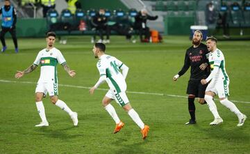 Fidel celebra el 1-1 para el Elche. 