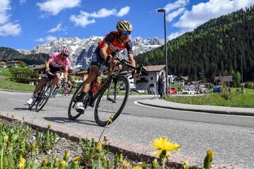  El corredor holandés Tom Dumoulin del equipo Sunweb y el italiano Vincenzo Nibali del equipo Bahrain-Mérida participan en la decimoctava etapa del Giro de Italia