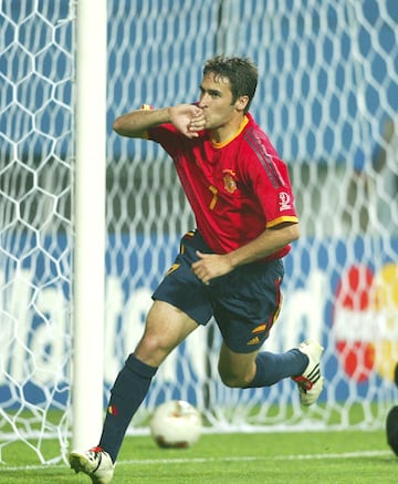 Hablar de Raúl González Blanco es hablar de historia del fútbol español. Un talento pocas veces visto para estar en el momento exacto. Con la Selección Española fue buque insignia durante unos años en los que el combinado nacional siempre apuntaba más alto de lo que luego terminaba por alcanzar, pero poco se le puede achacar a Raúl que sumó un total de 44 tantos a nivel de selecciones.