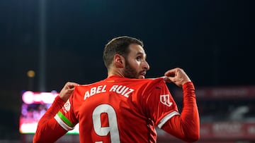 El delantero del Girona, Abel Ruiz, celebra un gol.