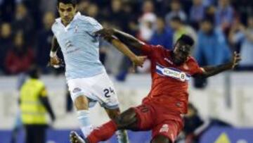 Augusto Fernández pelea con Caicedo durante un partido del Celta contra el Espanyol.