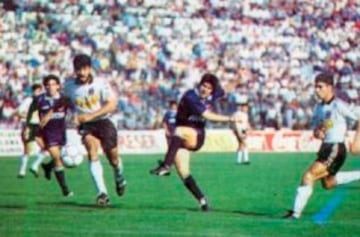 En 1994 aparece la figura de Marcelo Salas: con tres goles al archirrival se erige como el nuevo ídolo azul. Su víctima fue Daniel Morón.