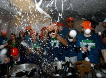 Las jugadoras de Minnesota Lynx celebran la victoria 