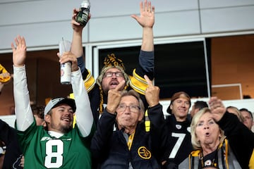 SENSITIVE MATERIAL. THIS IMAGE MAY OFFEND OR DISTURB   PITTSBURGH, PENNSYLVANIA - OCTOBER 20: Football fans react to members of the media as they document Republican presidential nominee, former U.S. President Donald Trump as he attends the Pittsburgh Steelers game against the New York Jets at Acrisure Stadium on October 20, 2024 in Pittsburgh, Pennsylvania. Win McNamee/Pool via REUTERS