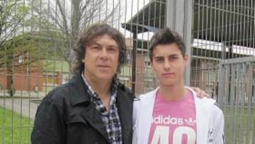 <b>SAGA. </b>Mino, que jugó en el Sporting y el Madrid, junto a su hijo.