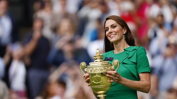 Wimbledon (United Kingdom), 16/07/2023.- Britain's Catherine Princess of Wales smiles with the winner's trophy after the Men's Singles final match Carlos Alcaraz of Spain against Novak Djokovic of Serbia at the Wimbledon Championships, Wimbledon, Britain, 16 July 2023. (Tenis, Princesa de Gales, España, Reino Unido) EFE/EPA/TOLGA AKMEN EDITORIAL USE ONLY