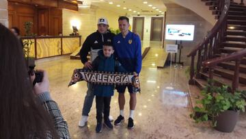Cheryshev, con unos aficionados rusos.