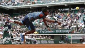 Gael Monfils lanza hasta la raqueta para intentar devolver una bola.