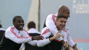 Los futbolistas del Benfica Ola John, Guilherme Siqueira y Luisao en una sesión de entrenamiento.