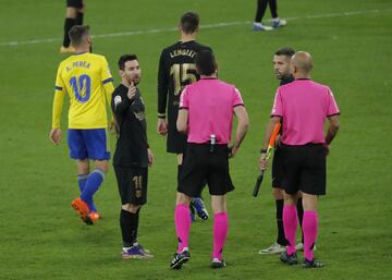 Messi dialogando con el árbitro Soto Grado en el tiempo de descanso