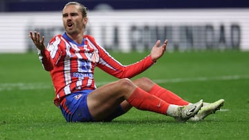 Griezmann, en el suelo en un lance del Atlético-Barcelona de vuelta de semifinales de la Copa 24-25.