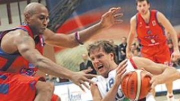 <b>RODEADO. </b>David intenta controlar el balón para el Tau.